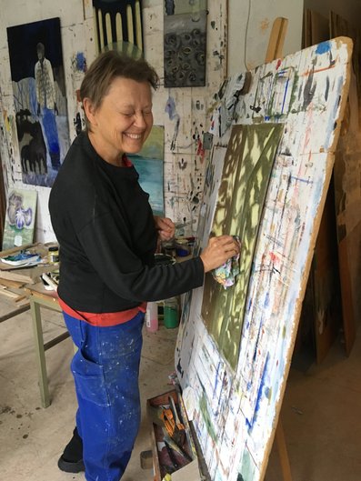 Gudrun målar i ateljén, foto Ylva Andersson