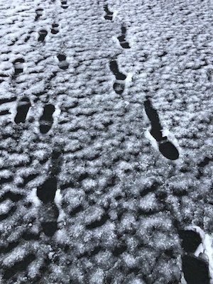 fotspår i snöslask